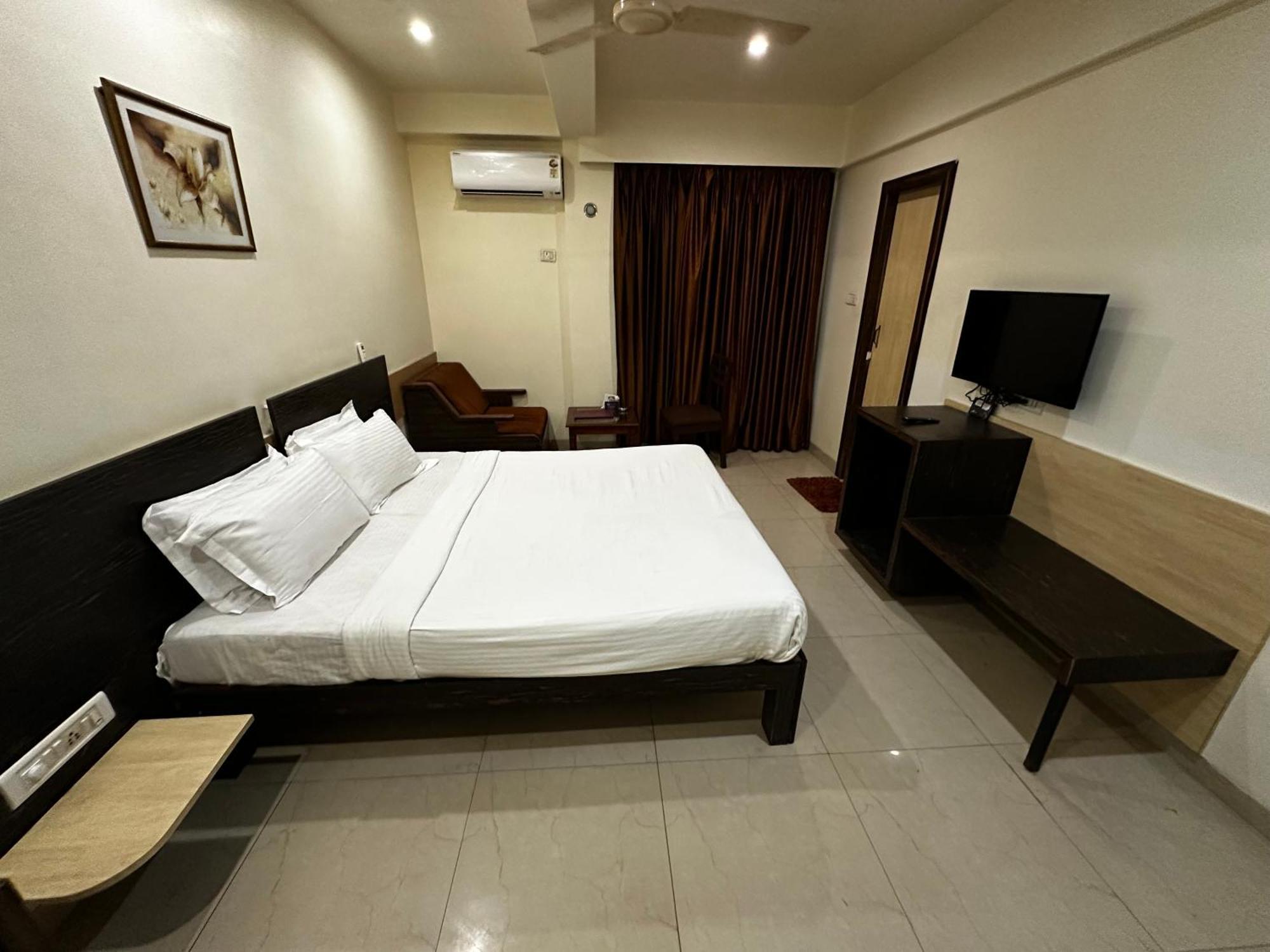 The Saffron Suites Sasupāda Extérieur photo