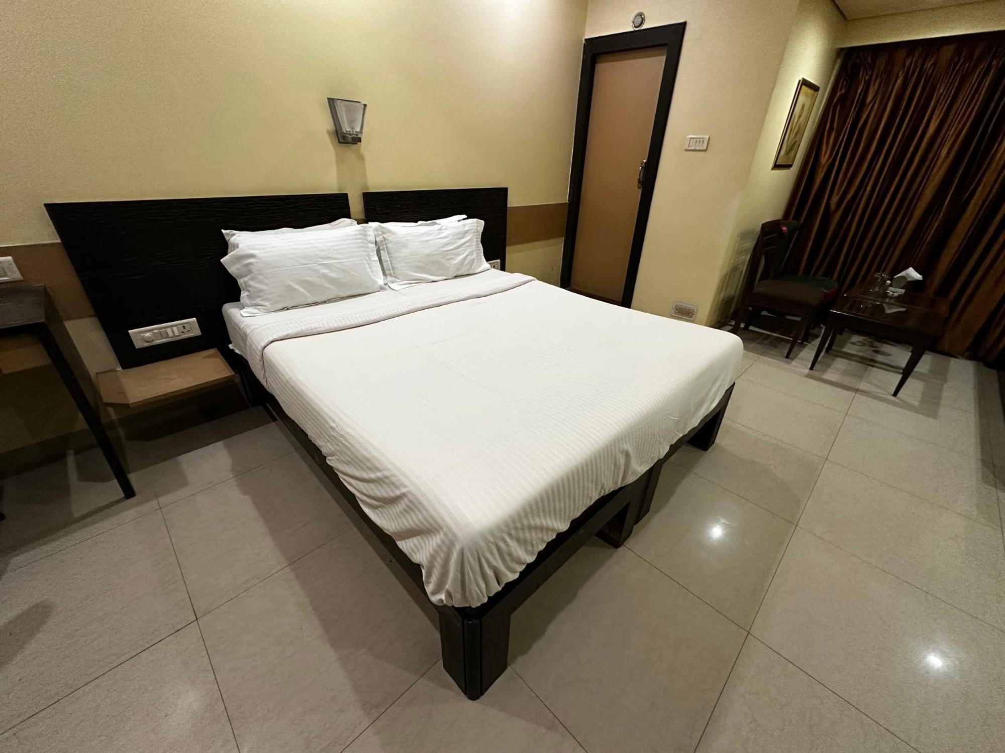 The Saffron Suites Sasupāda Extérieur photo