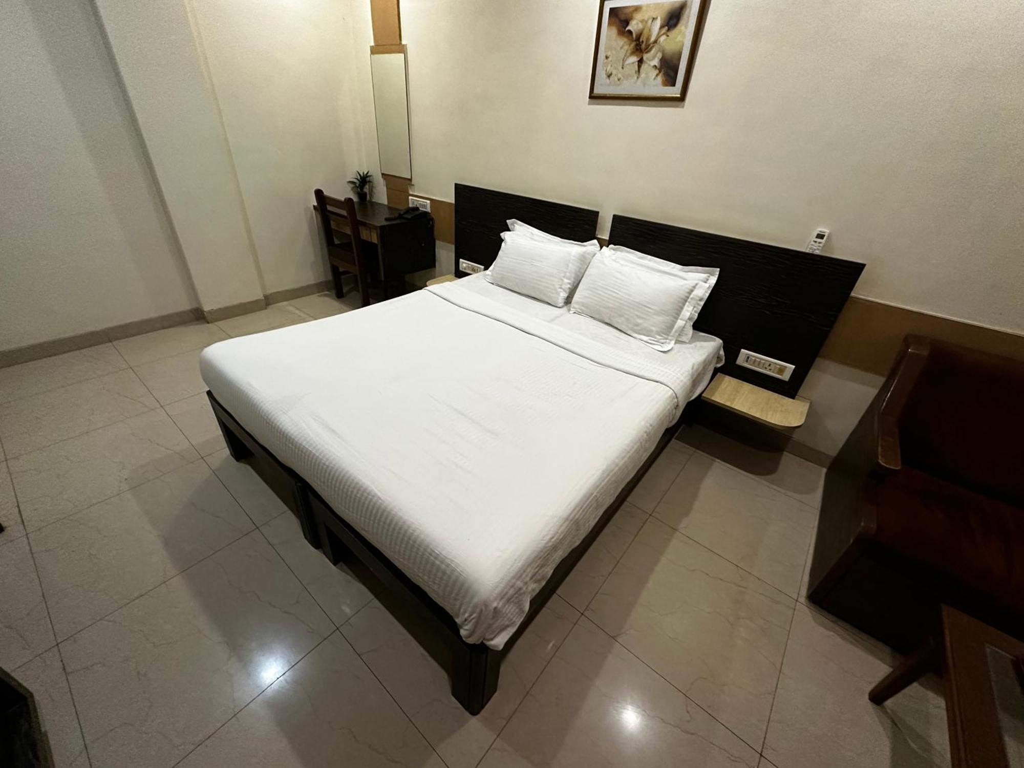 The Saffron Suites Sasupāda Extérieur photo