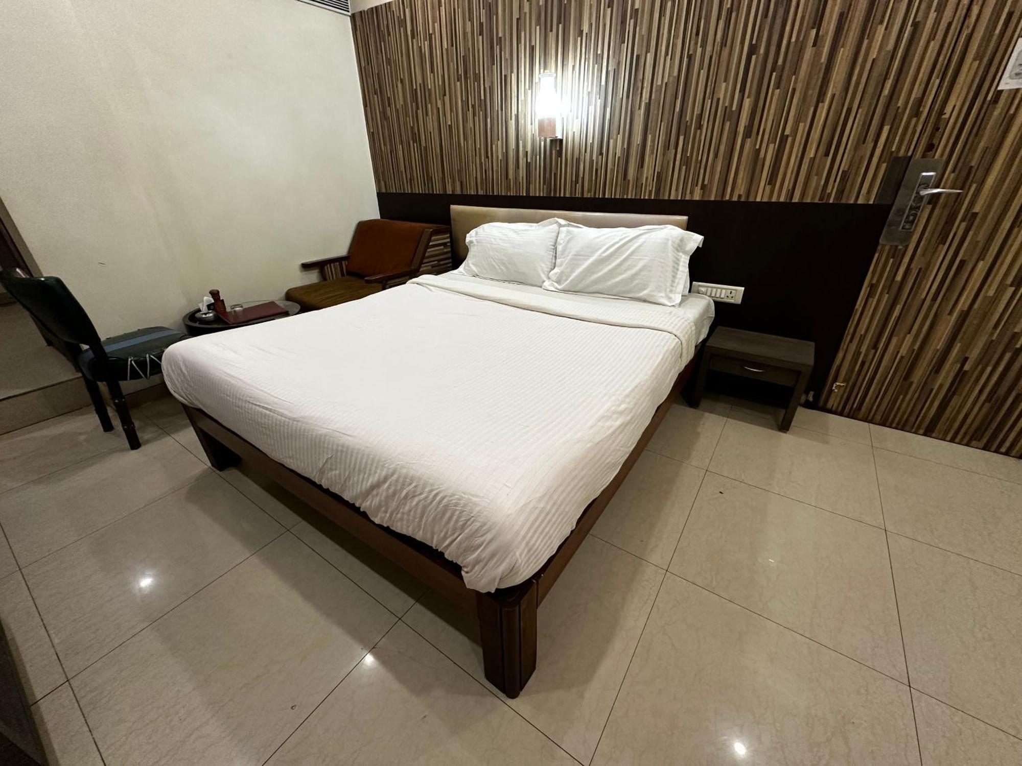 The Saffron Suites Sasupāda Extérieur photo