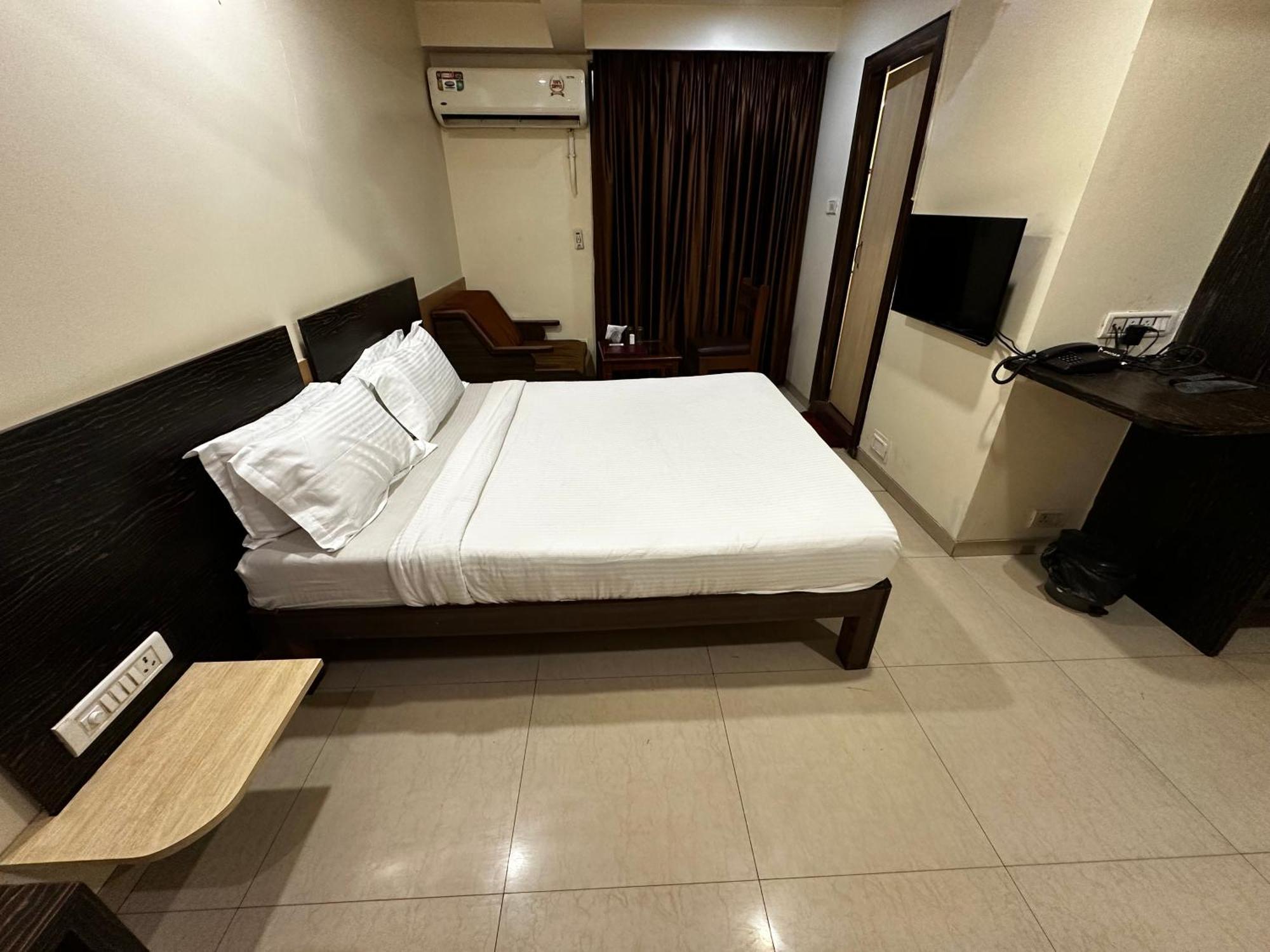 The Saffron Suites Sasupāda Extérieur photo