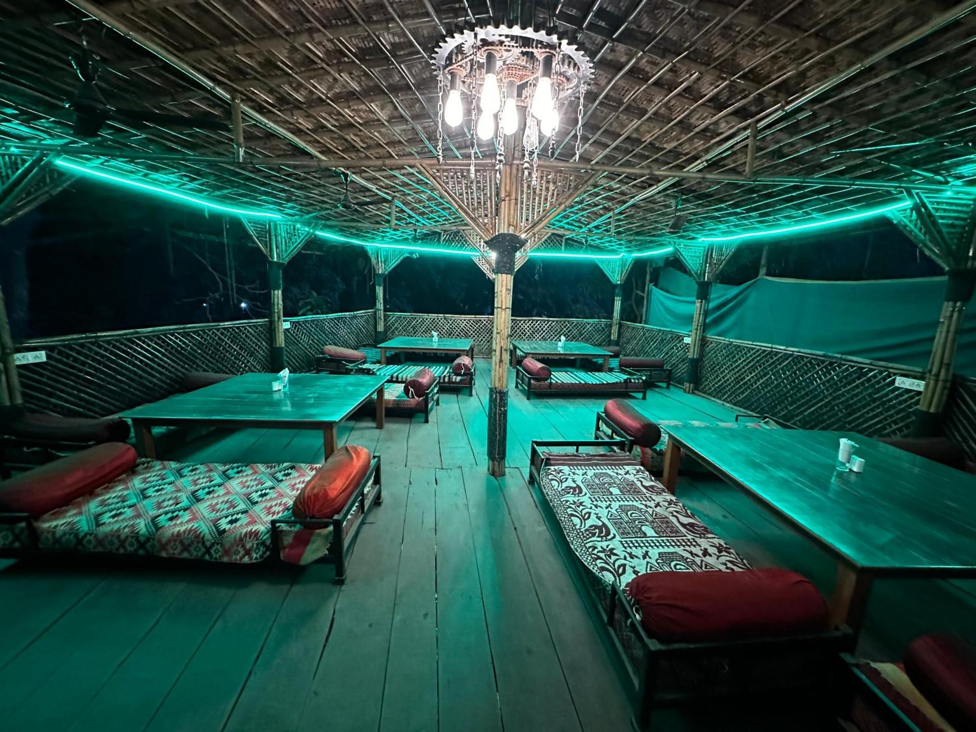 The Saffron Suites Sasupāda Extérieur photo
