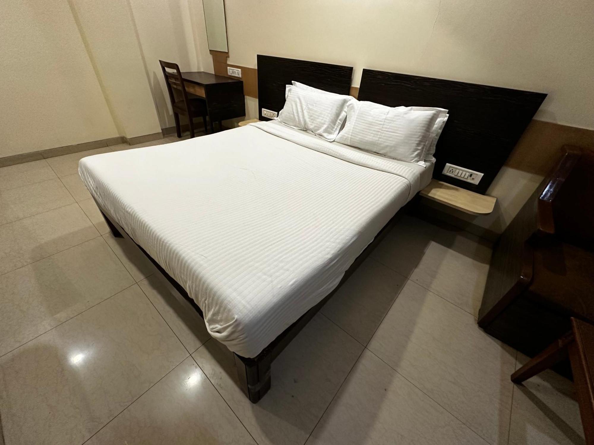 The Saffron Suites Sasupāda Extérieur photo
