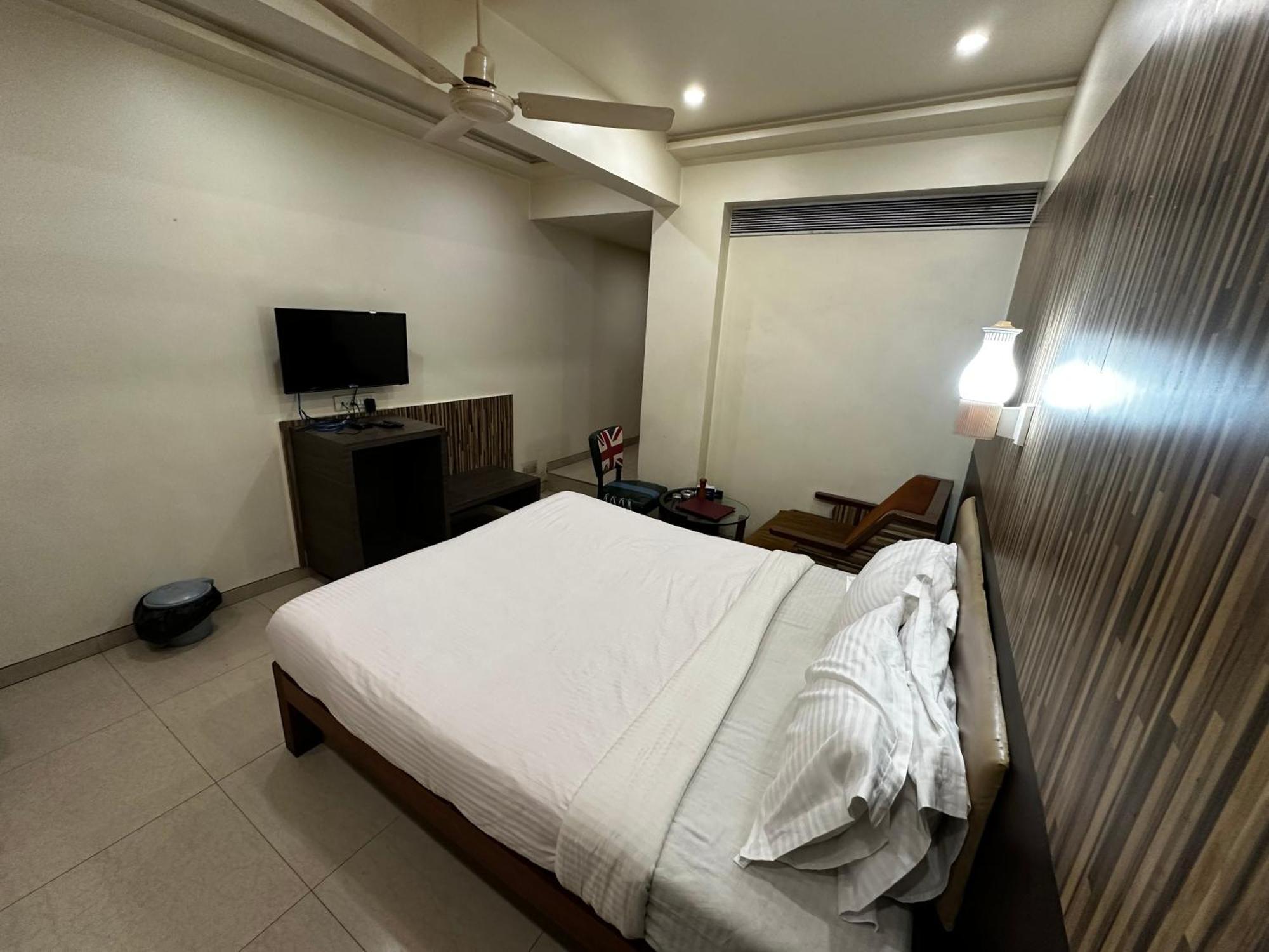 The Saffron Suites Sasupāda Extérieur photo