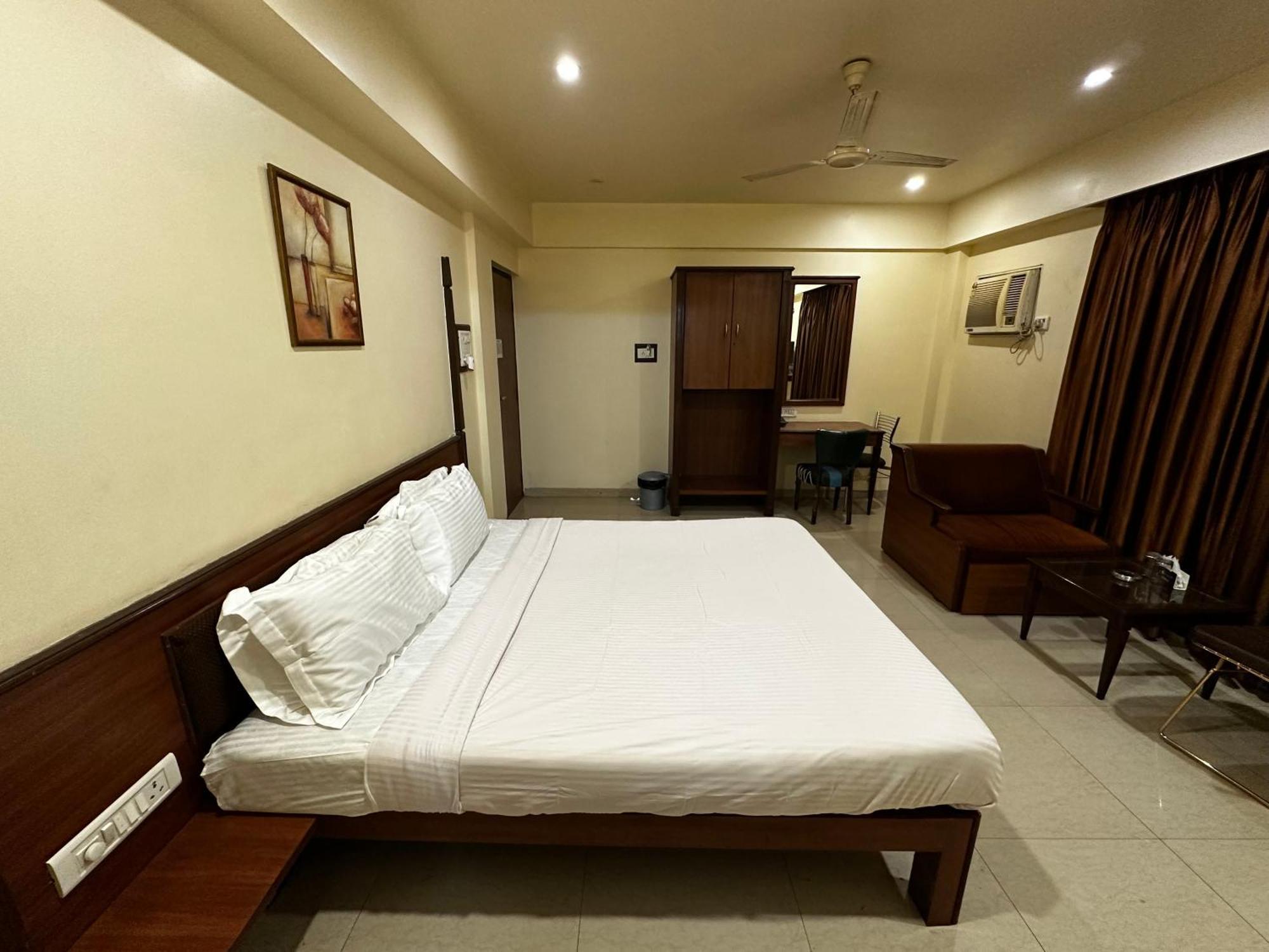 The Saffron Suites Sasupāda Extérieur photo