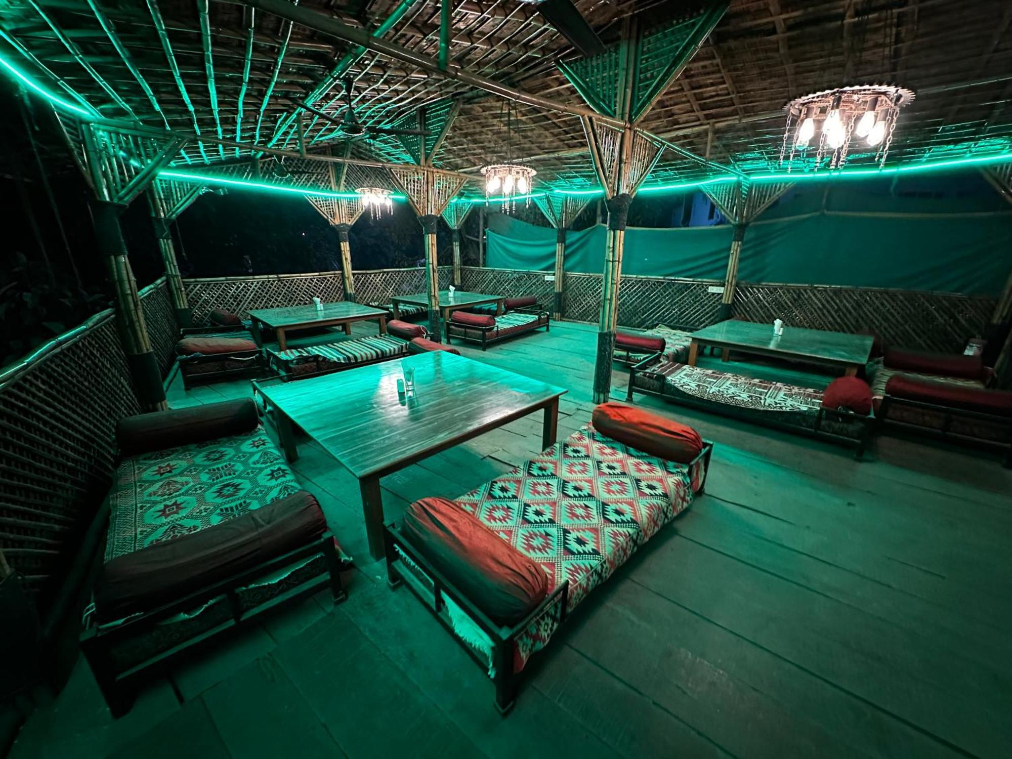 The Saffron Suites Sasupāda Extérieur photo