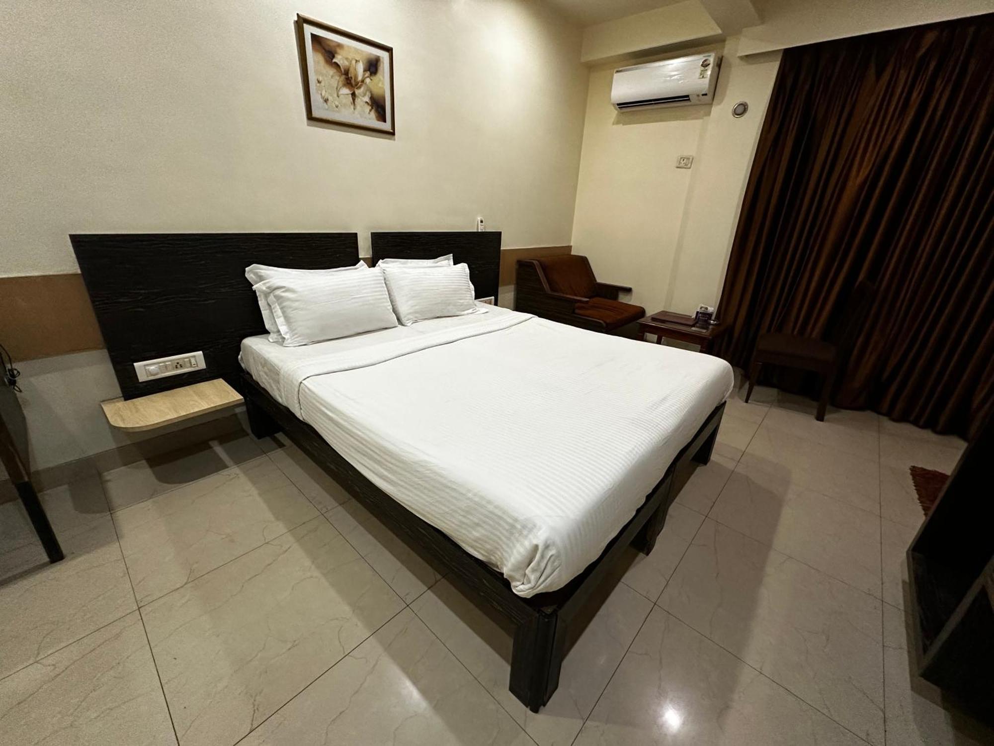 The Saffron Suites Sasupāda Extérieur photo